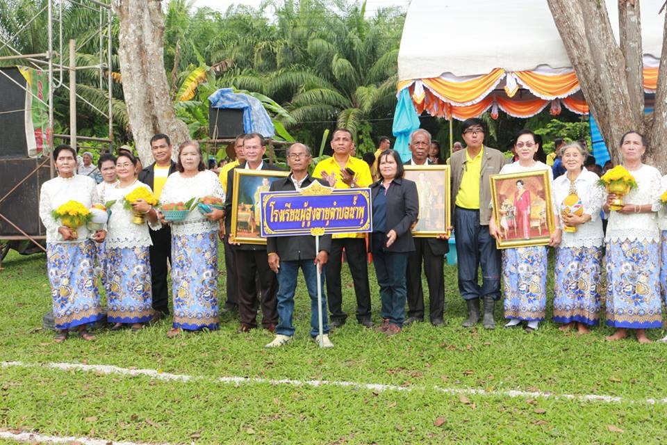 สูงวัยอย่างมีคุณค่า ชราอย่างมีคุณภาพ โรงเรียนผู้สูงอายุตำบลน้ำพุร่วมกิจกรรมรำเปิดสนามการแข่งขันกรีฑาเครือข่ายน้ำพุท่าชี ในวันที่ ๑๒ กรกฎาคม ๒๕๖๑ ณ สนามกีฬาโรงเรียนท่าชีวิทยาคม และร่วมกิจกรรมขบวนแห่รถพฤกษชาติ เปิดงานเทศกาลเงาะโรงเรียนนาสารสุราษฎร์ธานี  ครั้งที่ 28 ประจำปี 2561 วันศุกร์ที่ 13 กรกฎาคม 2561 ณ บริเวณริมคลองฉวาง ตำบลนาสาร อำเภอบ้านนาสาร จังหวัดสุราษฎร์ธา