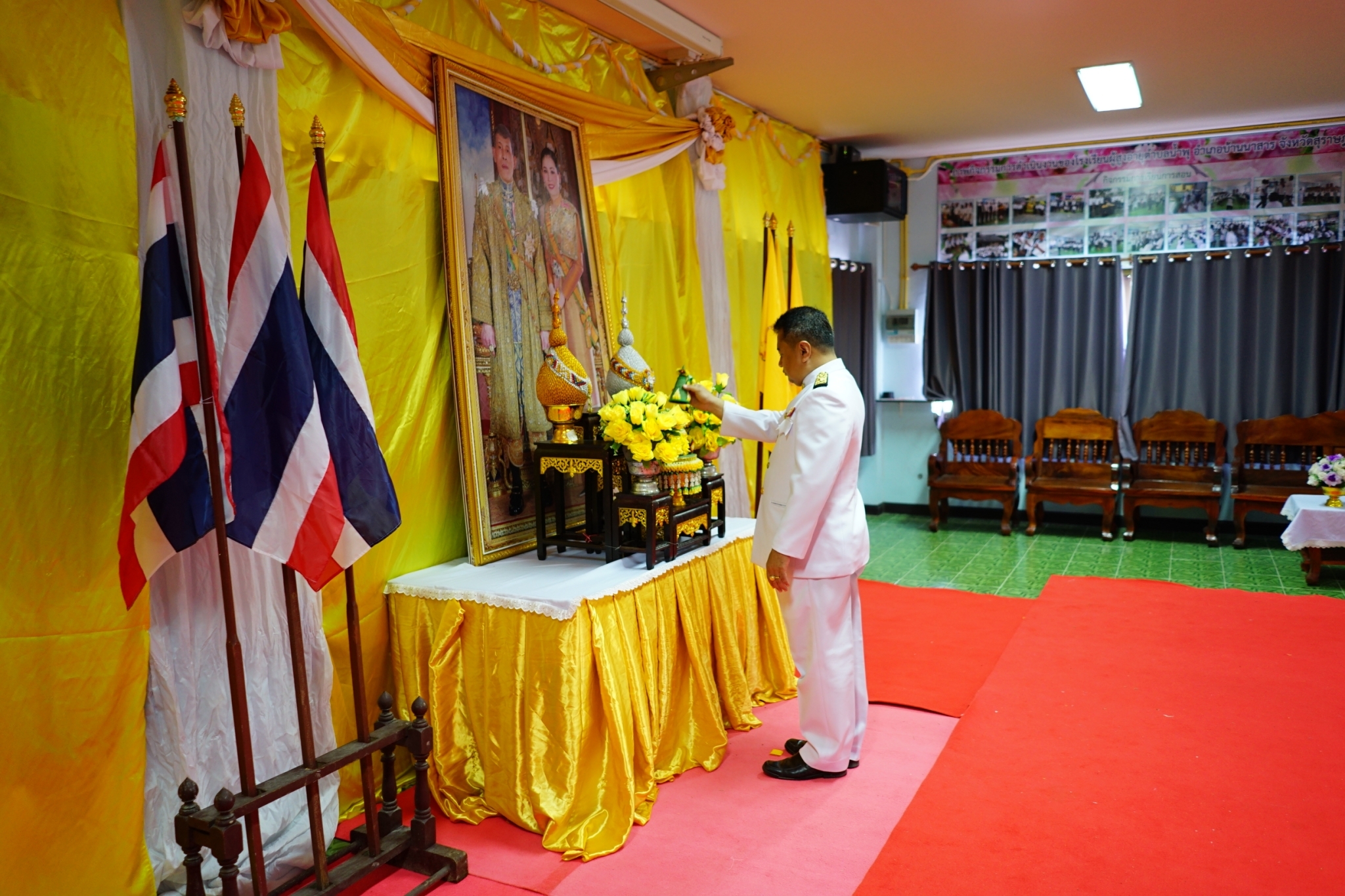 พิธีรับพระราชทานพระบรมฉายาลักษณ์ พระบาทสมเด็จพระเจ้าอยู่หัว ที่ฉายกับสมเด็จพระนางเจ้า ฯ พระบรมราชินี วันนี้ 28 พฤษภาคม 2567 เวลา 10.00 น. ณ อาคารศูนย์พัฒนาเด็กเล็กองค์การบริหารส่วนตำบลน้ำพุ นายถนัดกิจ โพธ์โพ้น นายกองค์การบริหารส่วนตำบลน้ำพุ เป็นประธาน ในพิธีรับพระราชทานพระบรมฉายาลักษณ์พระบาทสมเด็จพระเจ้าอยู่หัว ที่ฉายกับสมเด็จพระนางเจ้าฯ พระบรมราชินี ให้แก่ องค์การบริหารส่วนตำบลน้ำพุ และศูนย์พัฒนาเด็กเล็กองค์การบริหารส่วนตำบลน้ำพุ โดยมีคณะผู้บริหาร สมาชิกสภาองค์การบริหารส่วนตำบลน้ำพุ ปลัด หัวหน้าส่วนราชการ พนักงานส่วนตำบล ครู พนักงานจ้าง องค์การบริหารส่วนตำบลน้ำพุ เข้าร่วมพิธี